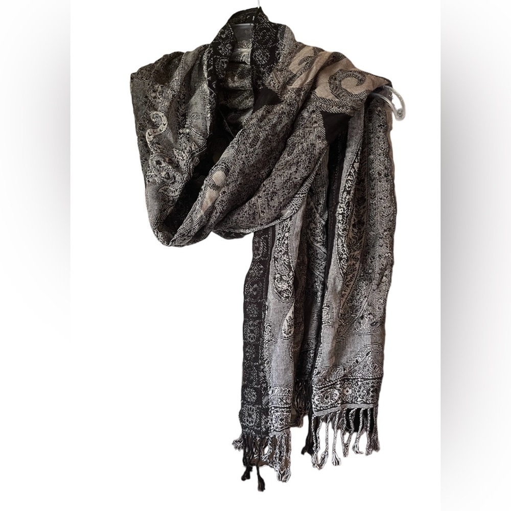 Women’s Scarf (brand tag is missing)